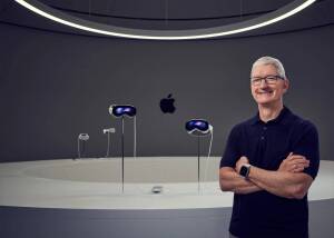 Apple-WWDC23-Tim-Cook-with-Apple-Vision-Pro