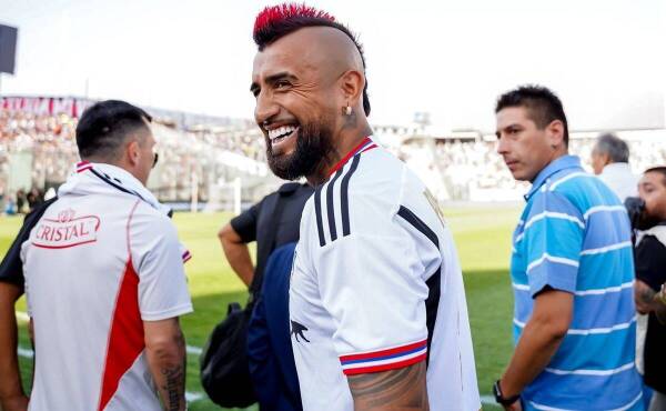 image?src=https%3A%2F%2Fimages.redgol.cl%2Fjpg%2Ffull%2FRDG_20240117_RDG_265241_Arturo-Vidal-Colo-Colo-plantel-bienvenida-mercado-de-pases-futbol-chileno-Campeonato-Nacional-2024-scaled-e1705437524655